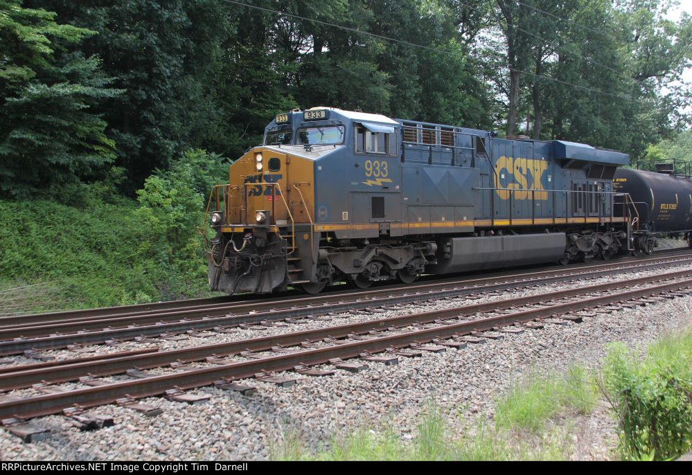 CSX 933 leads M422